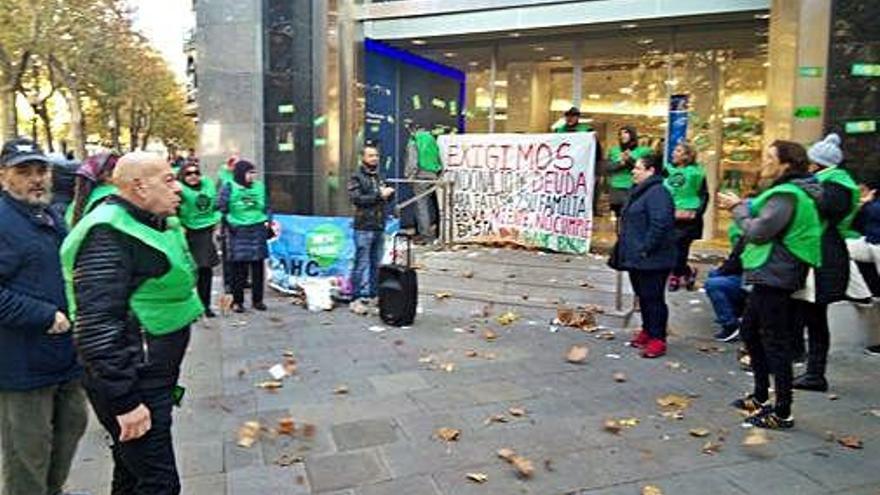 La PAHC ocupa unes hores el BBVA del Passeig