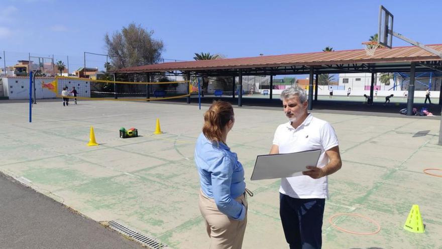 David Hernández con la técnica municipal, en el CEIP Punta Brava.