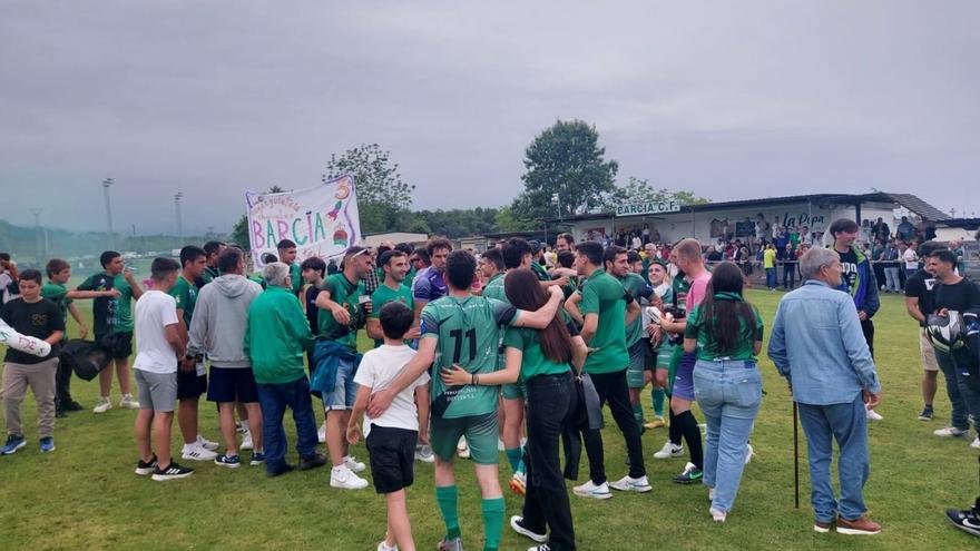 Aficionados y seguidores del Barcia celebran el ascenso. |