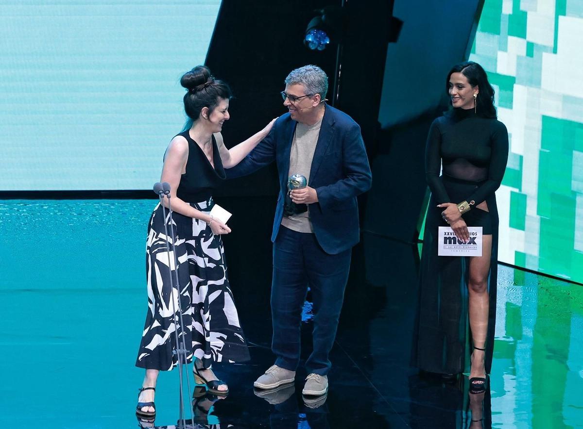 Raquel García Tomás recibe el Premio Max a Mejor composición musical para un espectáculo escénico por 'Alexina B.' de manos de Pedro Guerra y Chanel.