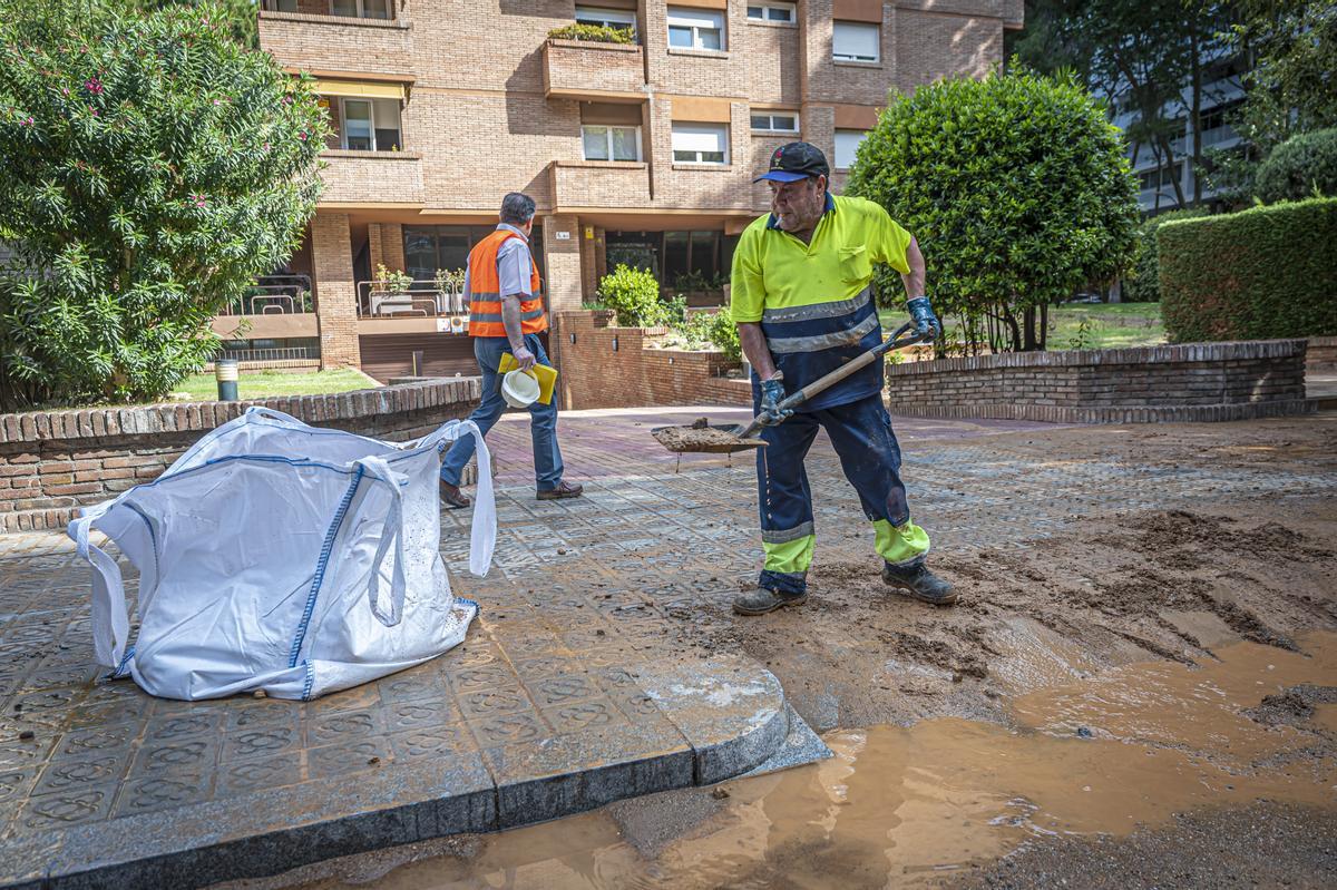 Escape de agua de grandes dimensiones en la avenida Pedralbes con el paseo Manuel Girona de Barcelona