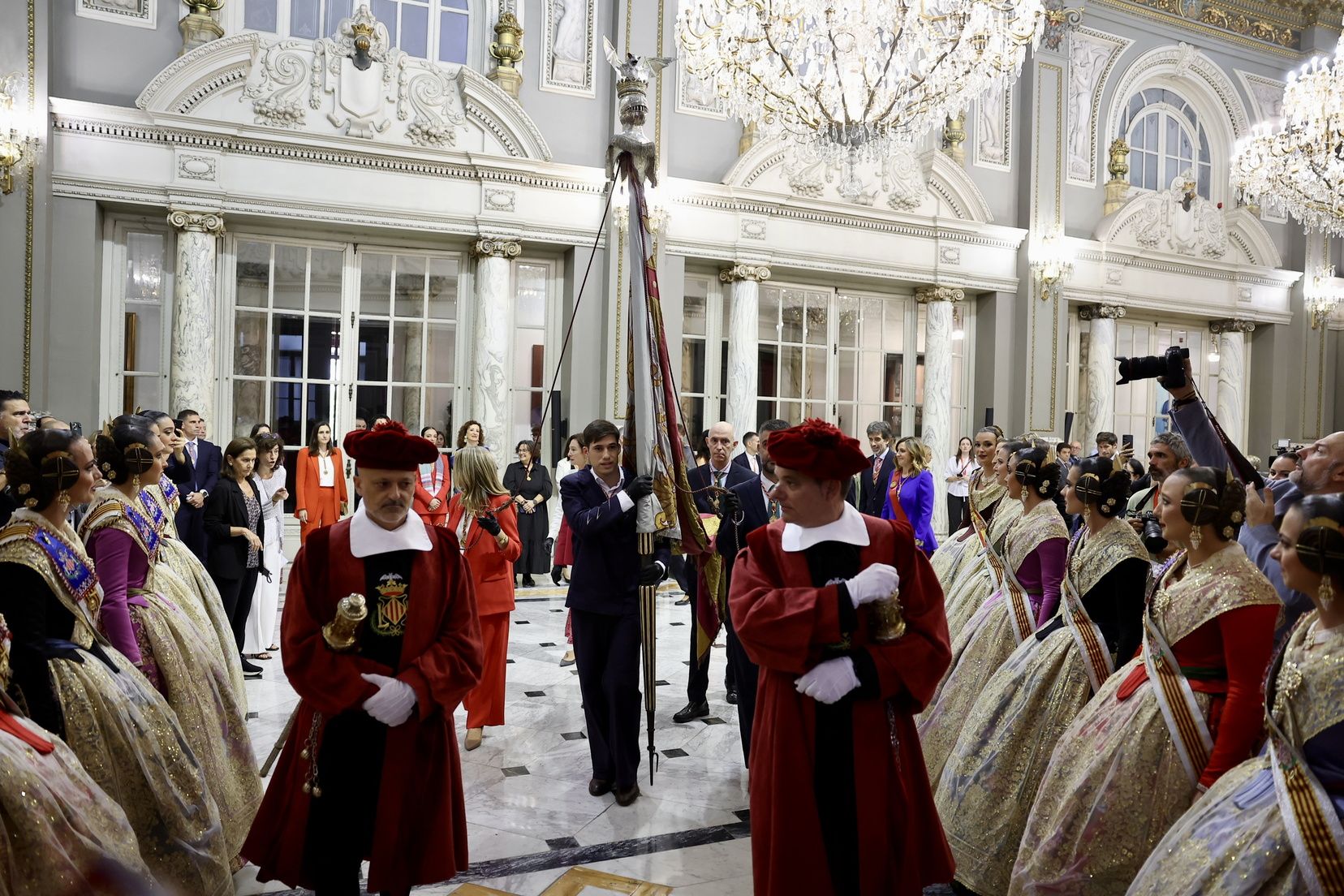 Balcón y "mocaorà" en la despedida de Berta Peiró y la corte 2025