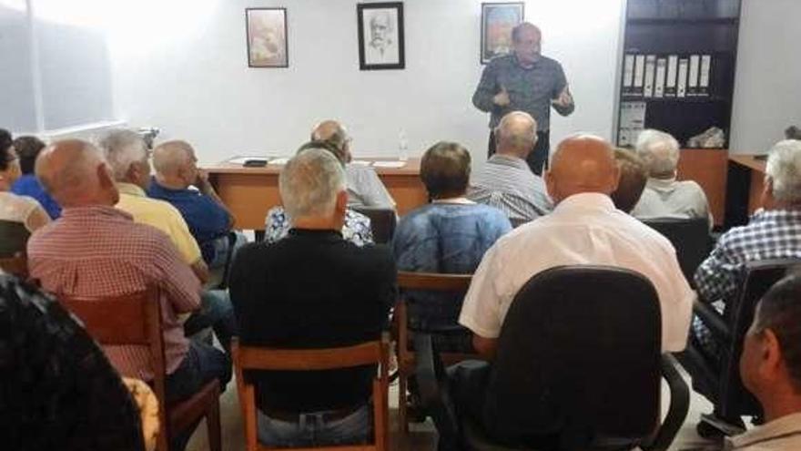 Reunión en Celanova con los emigrantes retornados. // FdV