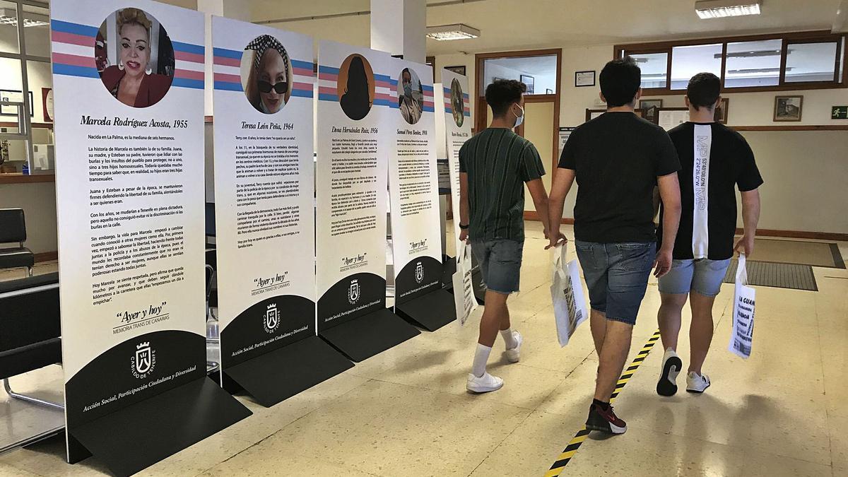 La exposición Ayer y hoy. Memoria Trans de Canarias se muestra en el interior del IES La Guancha.