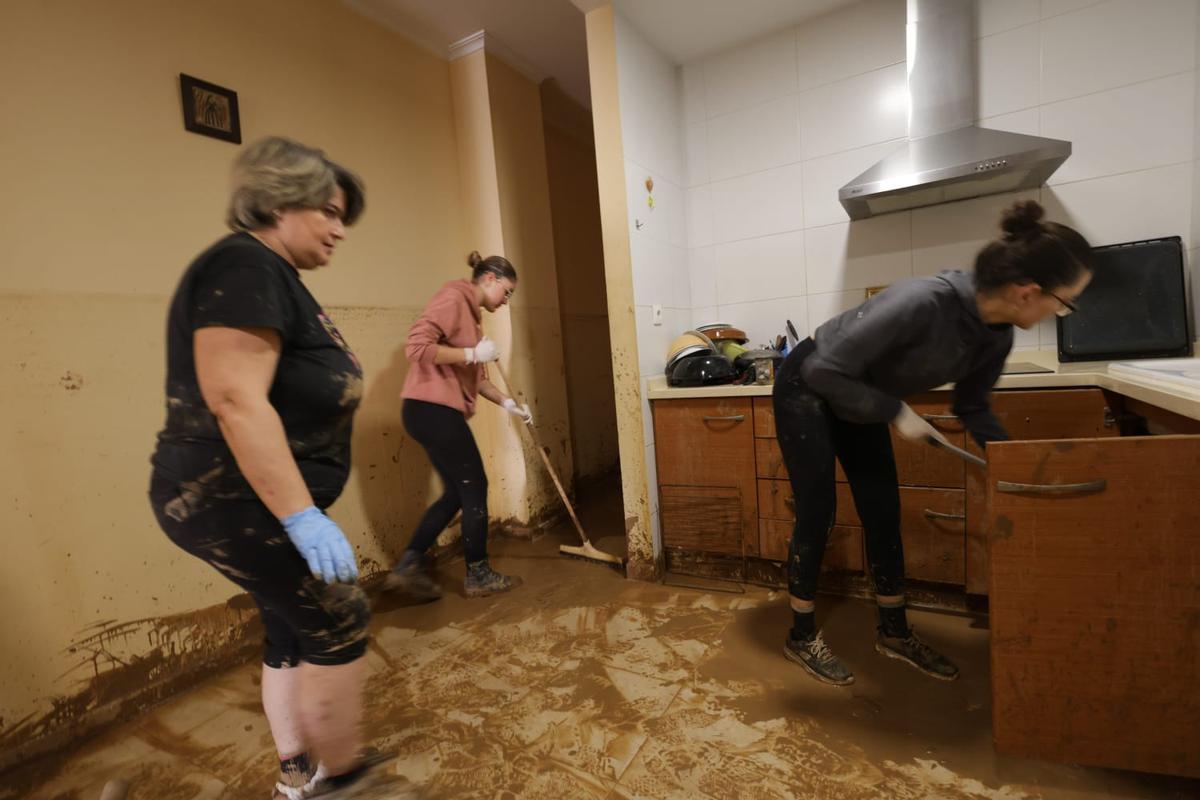 Vecinas que ayudaron a salvar a la mujer en Aldaia