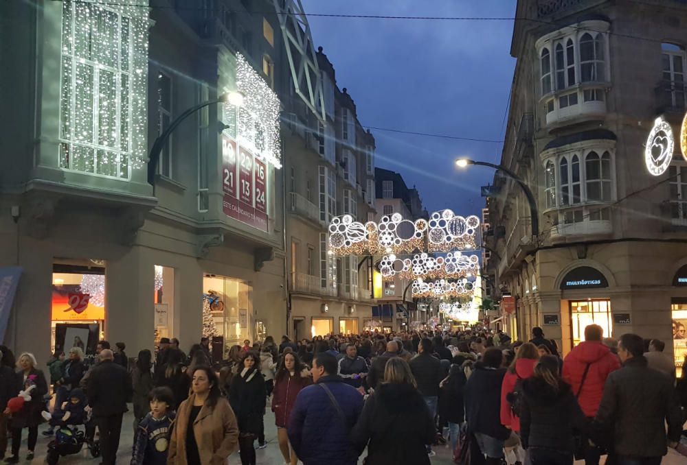 Cientos de personas llenan las calles de Vigo