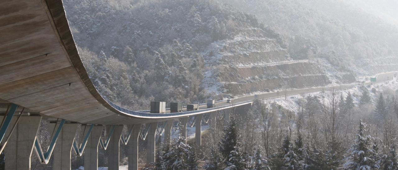 Camions circulant pel viaducte d'Osormort, a l'Eix Transversal, en una imatge d'arxiu.