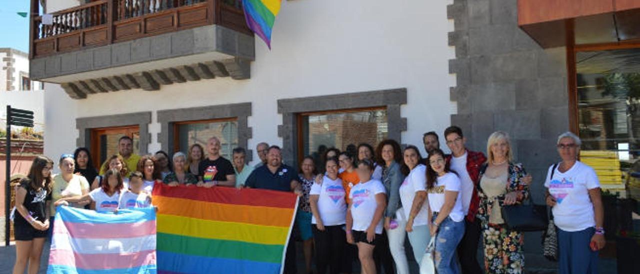 La Concejalía Igualad programó en junio una serie de actividades para conmemorar el Mes del Orgullo LGTBI, entre ellas, el izado por tercer año consecutivo de la bandera del arco iris en el Ayuntamiento -foto, ayer-.