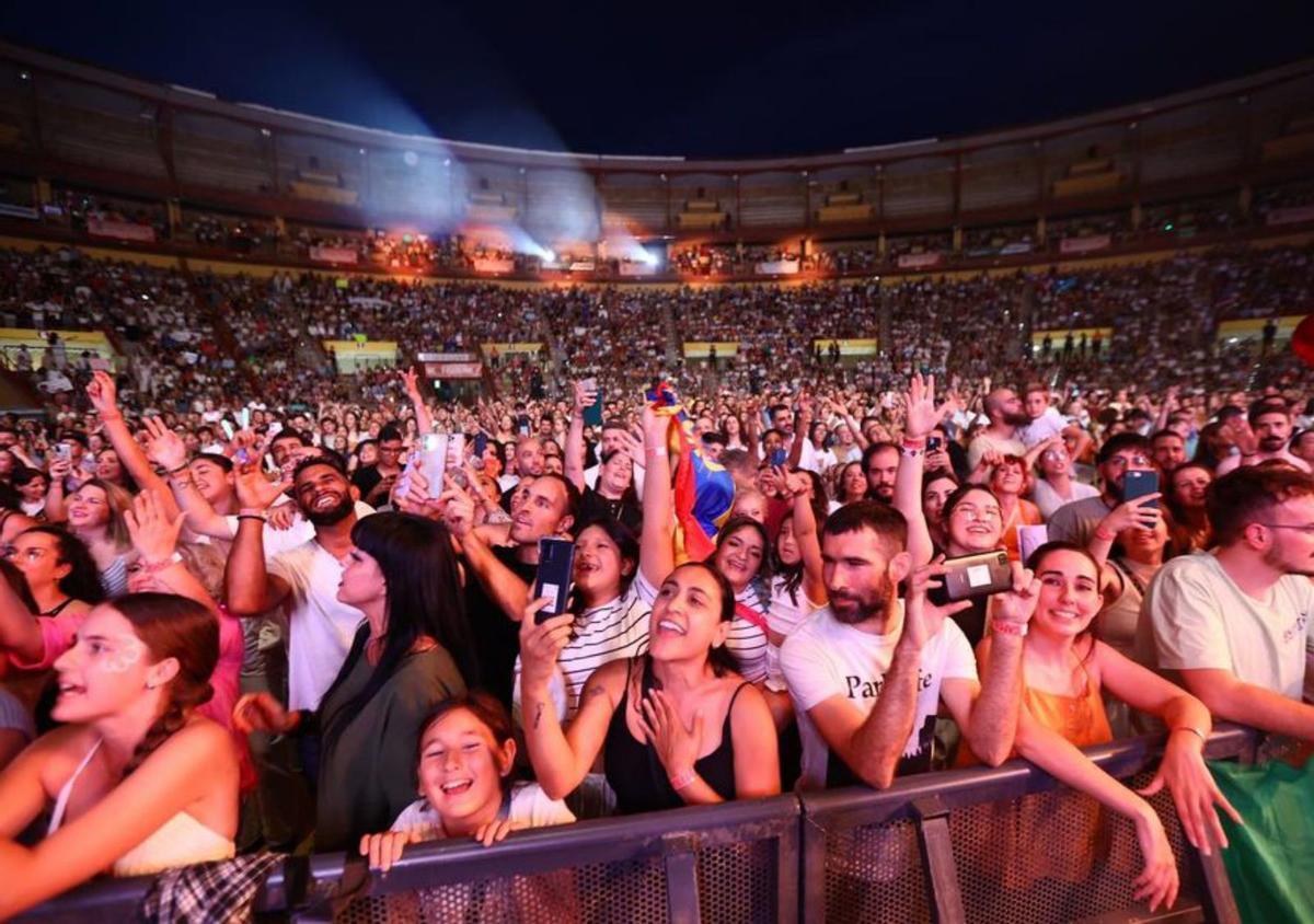 El público, entregado en el concierto de anoche en Los Califas. | PABLO CABRERA