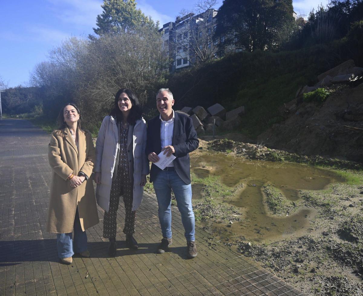 Visita de Rafa Domínguez, Paula Prado (centro) y Pepa Pardo a los terrenos de Tafisa. | RAFA VÁZQUEZ