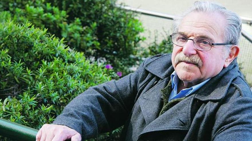 Marcelo García Suárez, en un jardín de Gijón, durante la conversación con LA NUEVA ESPAÑA.