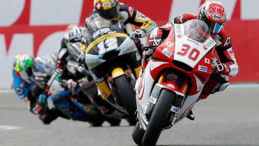 El japonés Nakagami, al frente de la carrera ayer en Assen. // Bas Czerwinski