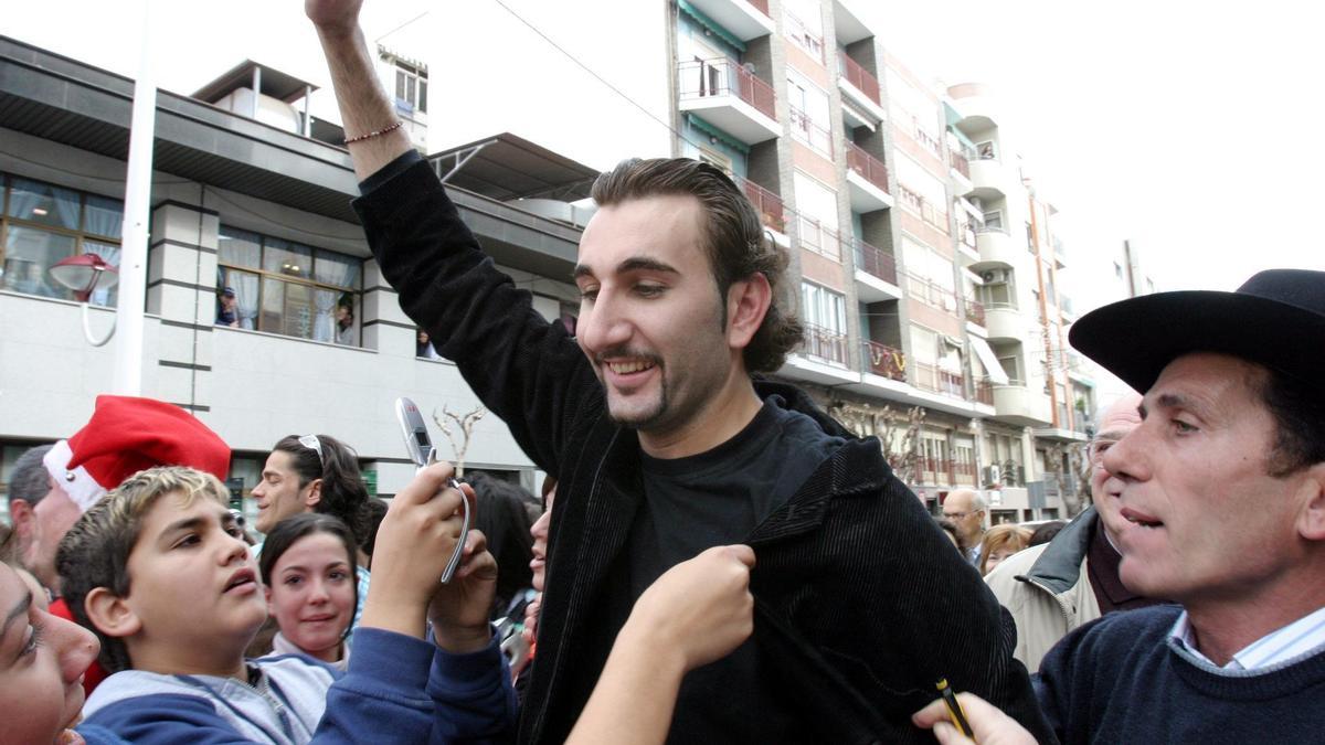 Juanjo Mateo Rocamora, en su llegada a Alicante en 2004, tras ganar &#039;Gran Hermano&#039;.