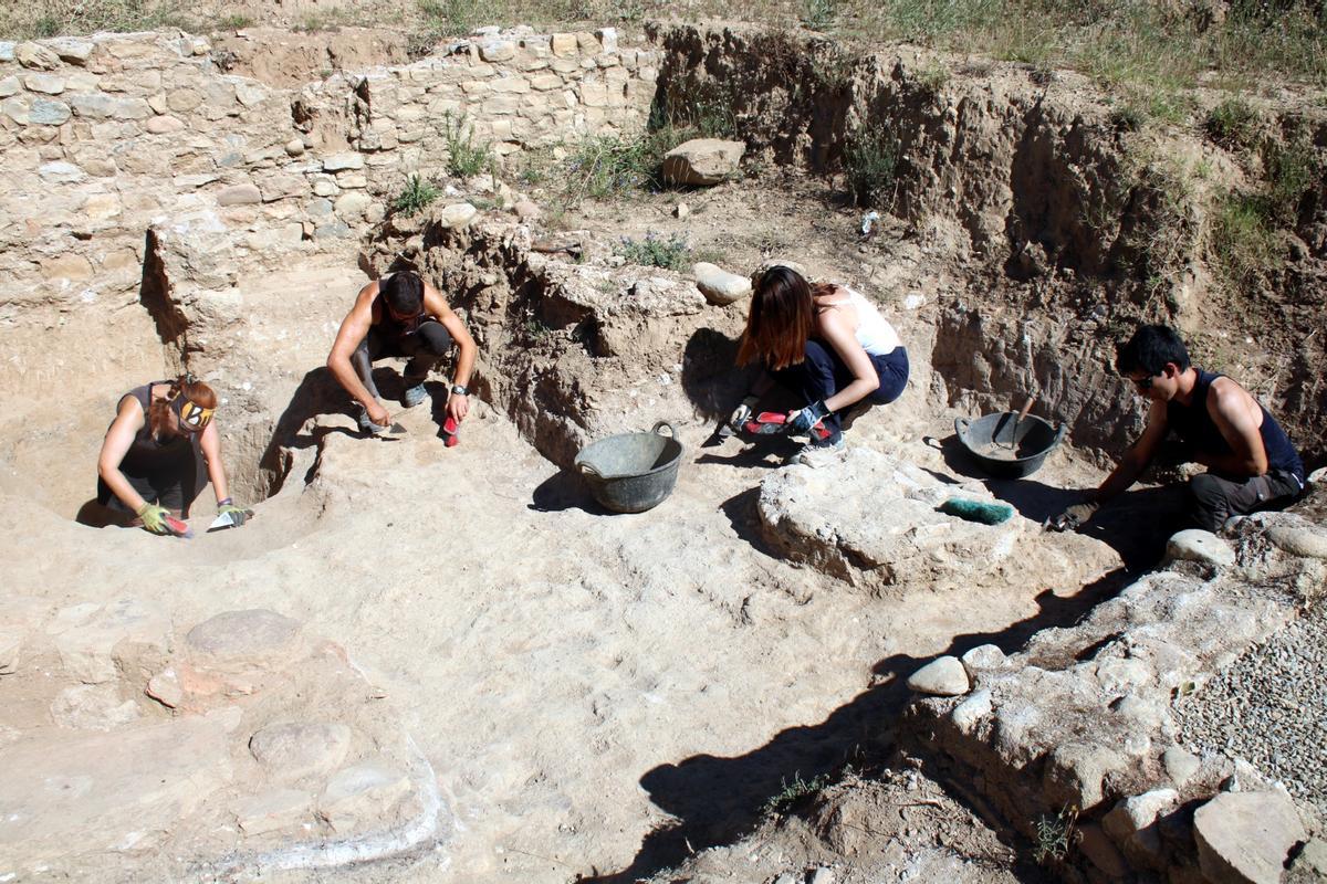 Els arqueòlegs de la UdG excavant l'estança de la part productiva de la vil·la romana del Pla de l'Horta on s'ha trobat l'ofrena, la sitja ibèrica i la base de la premsa de vi