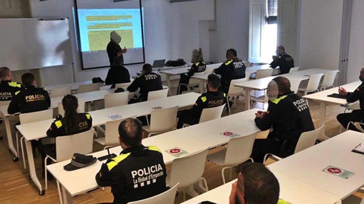 Els agents locals rebent la formació sobre l&#039;ús de la pistola de gas pebre a la Bisbal.