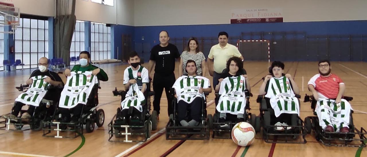 Equipo del Córdoba Patrimonio Atómicos con José García Román, presidente del Córdoba Futsal.
