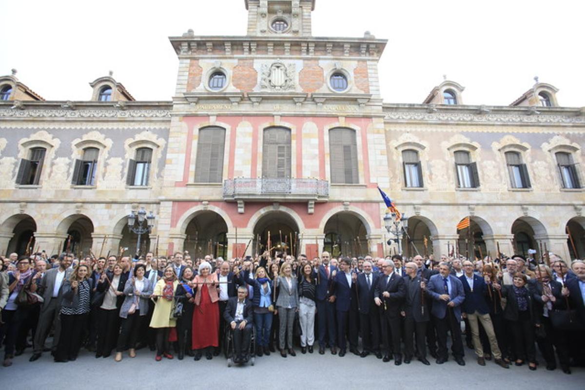 Els alcaldes, amb les seves vares de comandament, a les portes del Parlament.