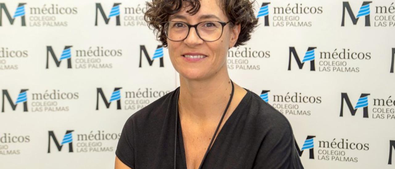 La doctora Eva Elisa Álvarez en el Colegio Oficial de Médicos de Las Palmas.
