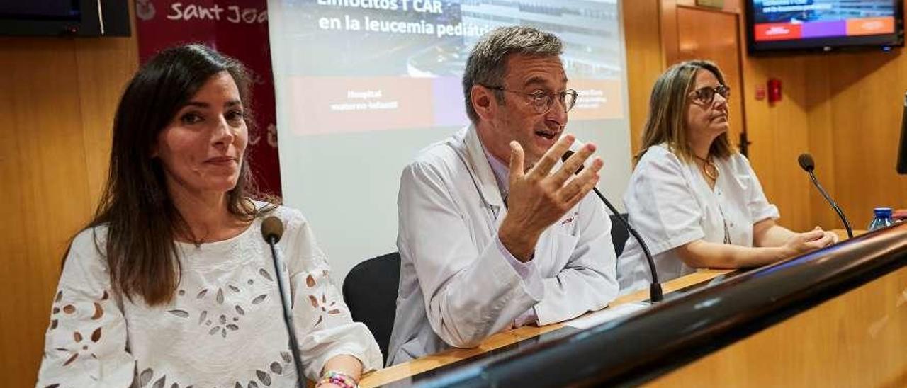 Médicos del Hospital Sant Joan de Déu (Barcelona) que curaron con CAR-T a un niño con leucemia. // Efe