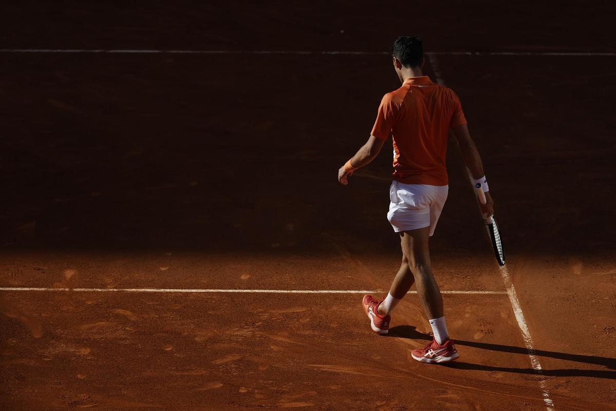 MADRID, 07/05/2022.- El tenista serbio Novak Djokovic tras perder el segundo set durante el partido de semifinal masculina del Mutua Madrid Open contra el español Carlos Alcaraz, este sábado en la Caja Mágica en Madrid. EFE/ Emilio Naranjo