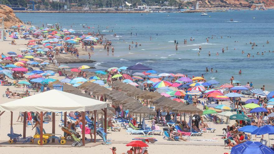 Pilar de la Horadada contrata el nuevo servicio de limpieza de playas por medio millón de euros al año