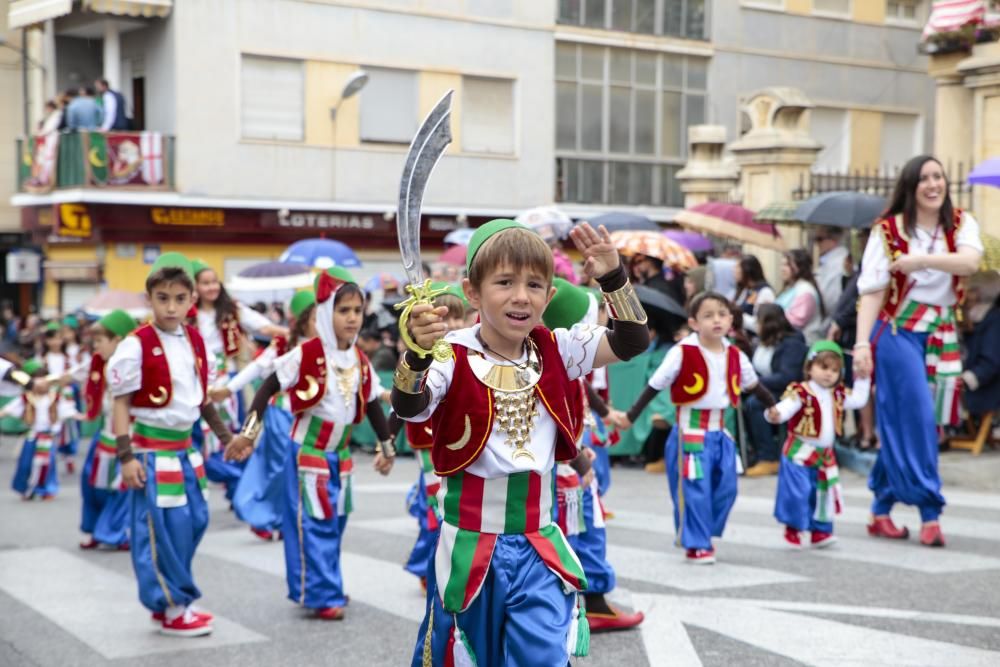 Los niños de todas las comparsas consiguen lucirse durante el Desfile Infantil a pesar del tiempo