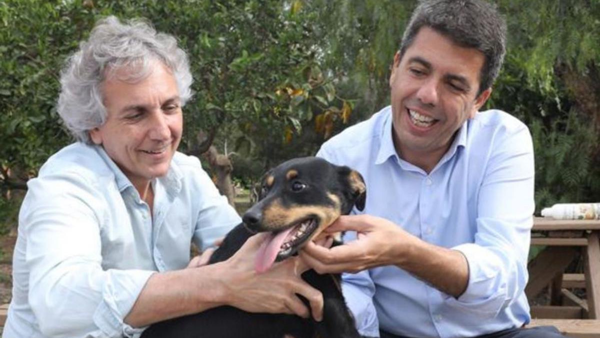 Raúl Mérida y Carlos Mazón, con un perro.