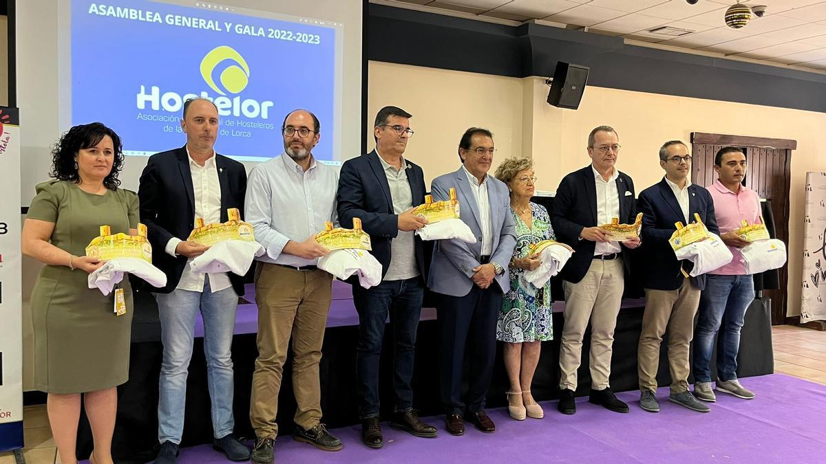 Policía Local y cofradías pasionarias recibían un reconocimiento por parte de la Asociación Profesional de Hosteleros.