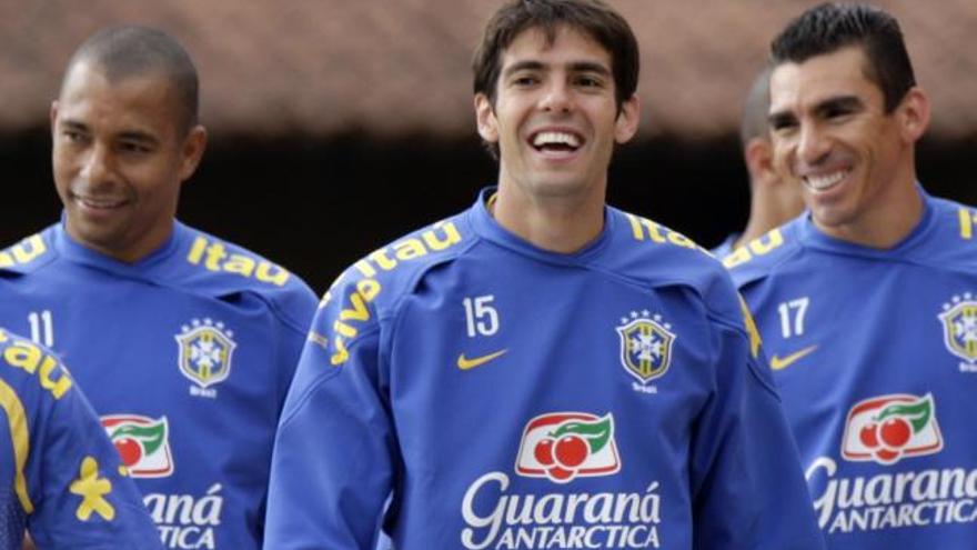 Los jugadores de la selección de fútbol brasileña Kaká (d), Juan (c), y Daniel Alves (i) participan hoy, 3 de junio de 2009, en un entrenamiento del equipo en un hotel de Teresópolis (Brasil),