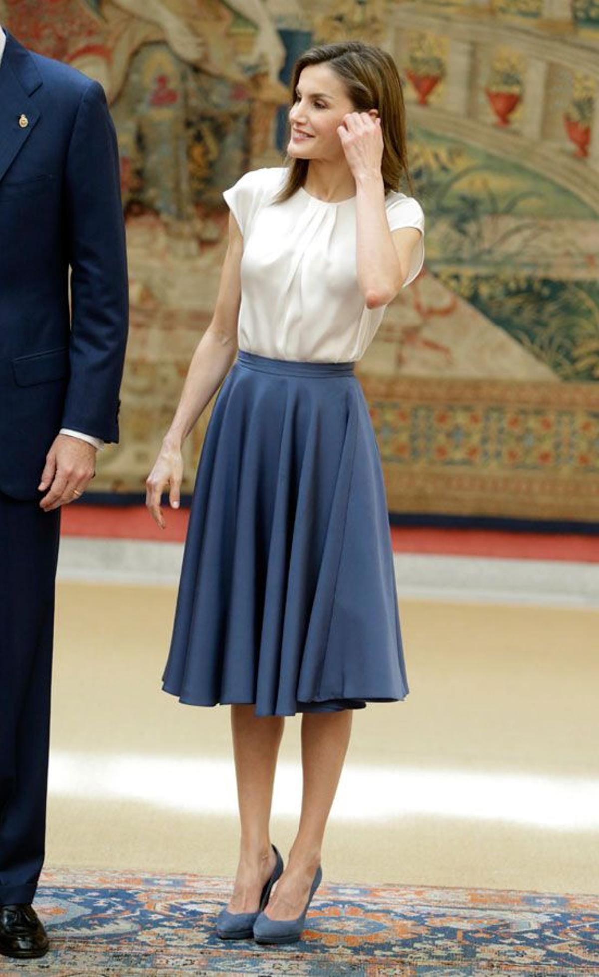 Letizia Ortiz con blusa blanca y falda midi azul