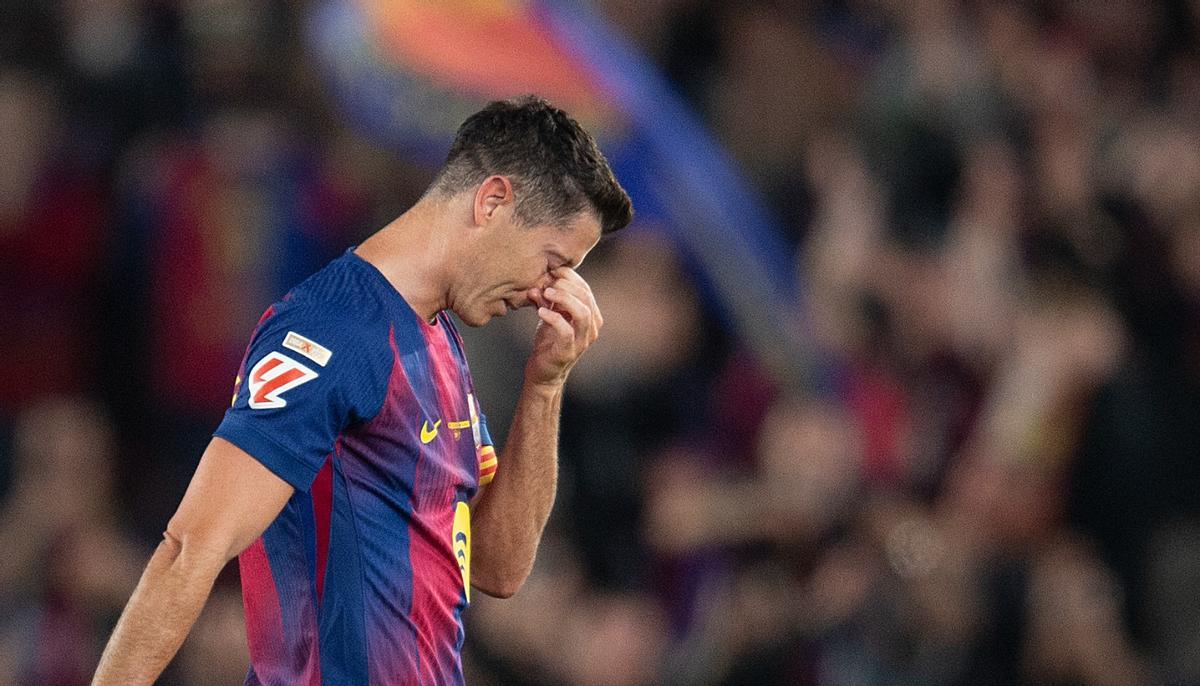 Lágrimas de despedida de Lewandowski al ser sustituido ante el Betis.