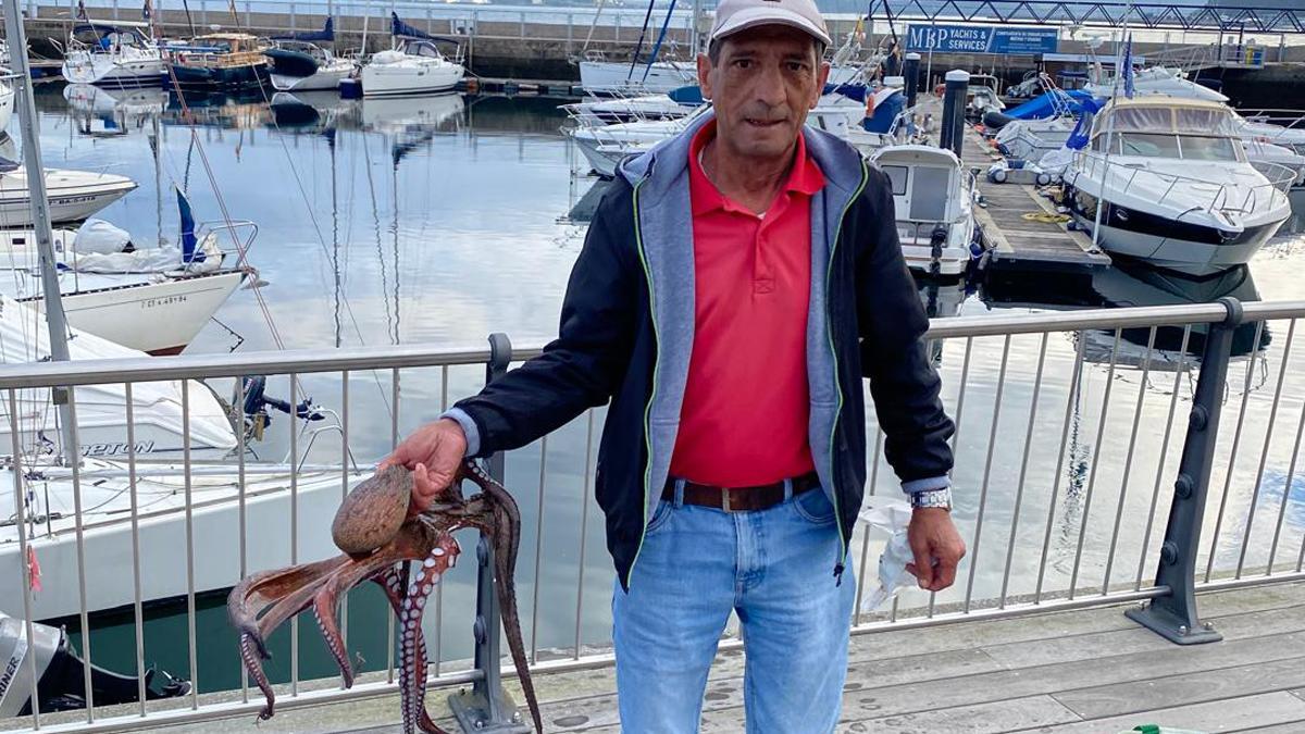 Albino Tomé posa con el pulpo que pescó en la dársena deportiva del Club Náutico de Vigo