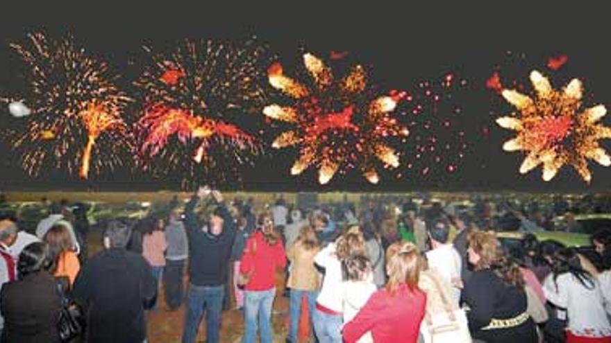 El recinto ferial se inauguró anoche con la explosión de 500 kilos de pirotecnia