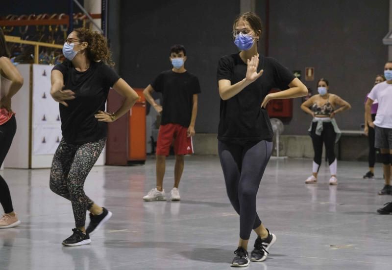 Ensayo de la comparsa Tropicana de Candelaria