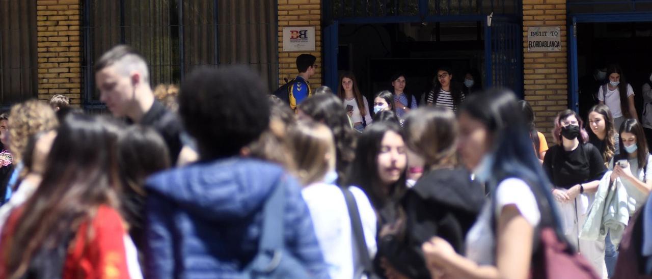Salida del instituto de alumnos en Murcia en el primer día de vuelta a clase sin la obligación de llevar 					mascarillas en interiores. | ISRAEL SÁNCHEZ