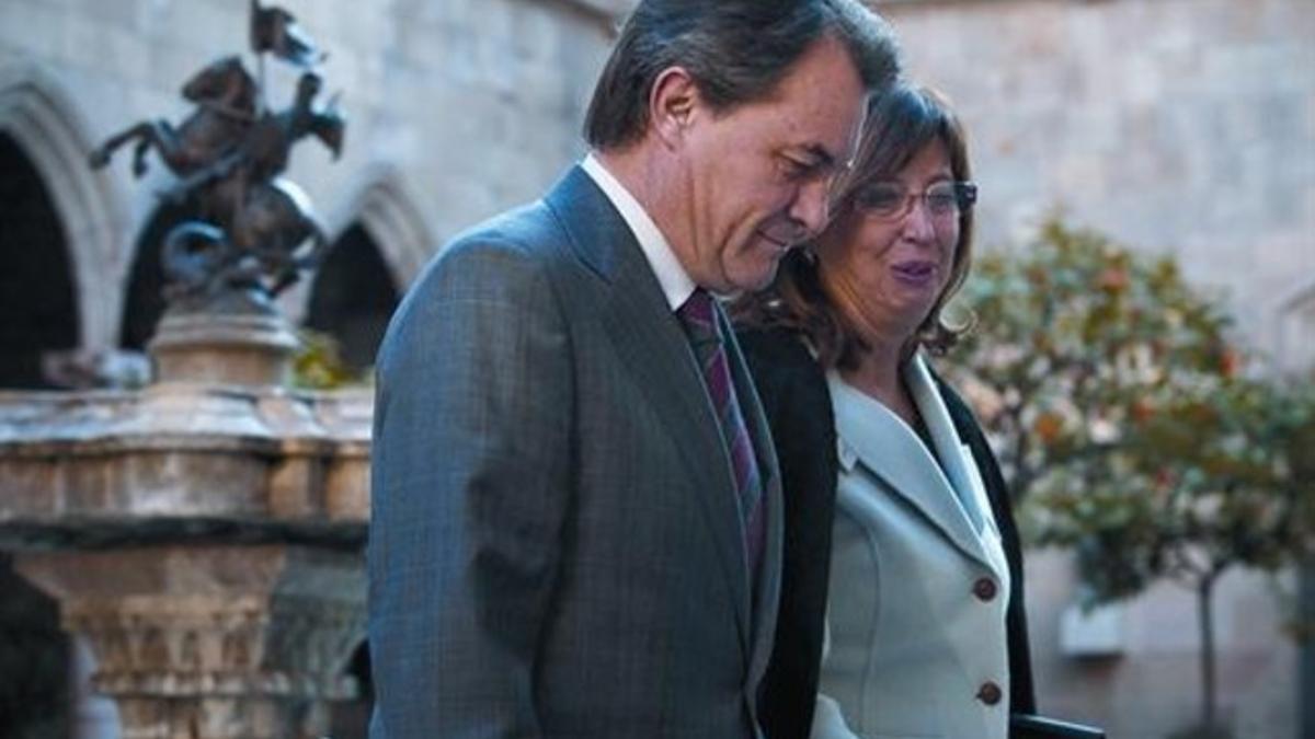 Artur Mas conversa con la 'consellera' de Ensenyament, Irene Rigau, en el Palau de la Generalitat.