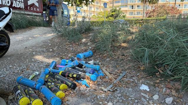 Treinta botellas de gas de la risa en el aparcamiento | J. A. C.