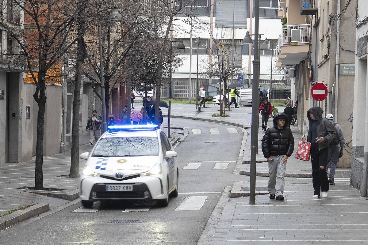 Granollers 20/01/2025 Testimonios y de la ciudad de Granollers para acompañar un reportaje de la serie de entrevistas de la Inmigración de Cerca. Este estará centrado en la falta de policías locales y la inseguridad que genera a la ciudadanía. En la foto, un coche de la policía local de Granollers en el barrio del Congost Fotografía de Ferran Nadeu
