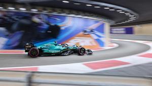 Alonso, al volante del Aston Martin, en el túnel de Yas Marina