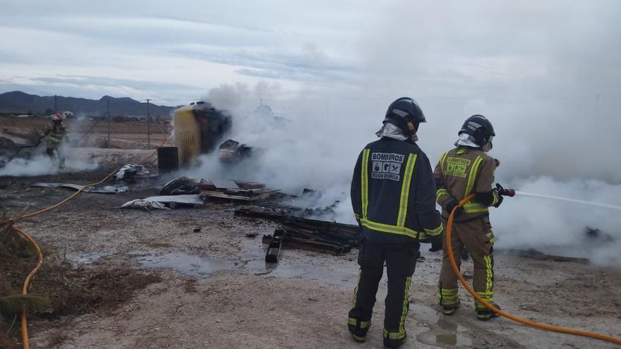 Los bomberos sofocan el incendio de unos palets en una nave de Lorca