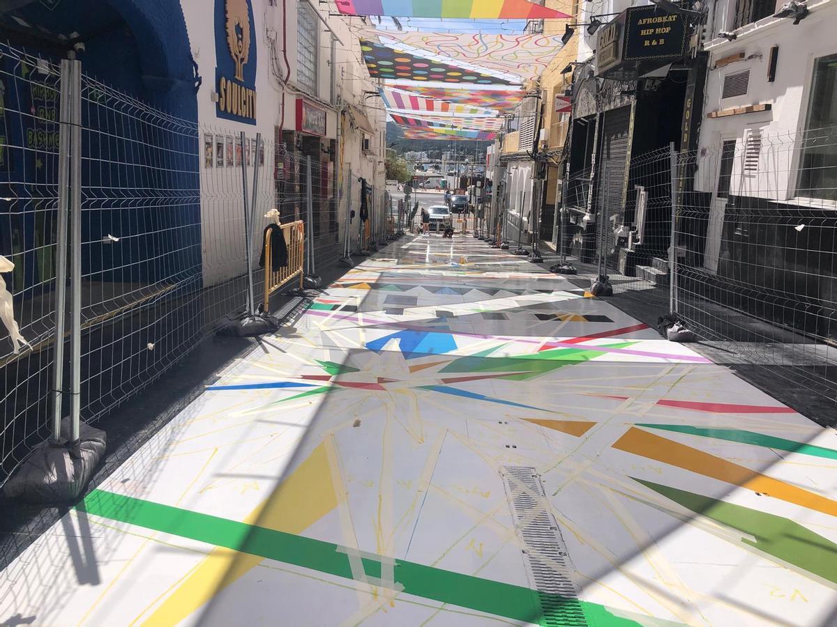 Los comercios del West End «con ganas» de ver listo el mural de Okuda