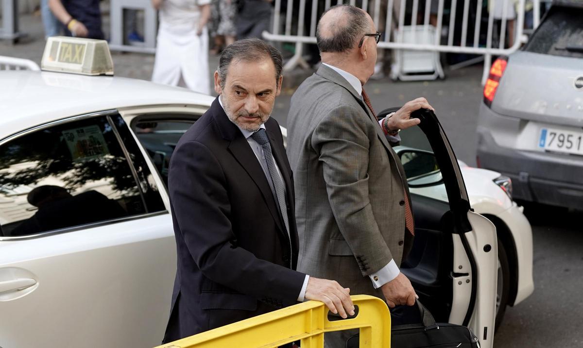 El exministro de transportes, José Luis Ábalos llega al Tribunal Supremo para prestar declaración como investigado en el caso Koldo el 23 de junio de este año. Madrid.