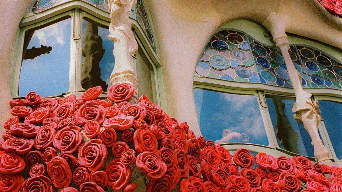La fachada de Casa Batlló, uno de los iconos modernistas de Barcelona, se suma cada año al imaginario floral de Sant Jordi.