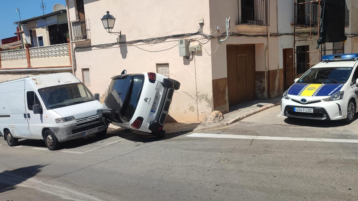 El coche accidentado en Xàtiva quedó inclinado sobre dos ruedas y volcado sobre una furgoneta.