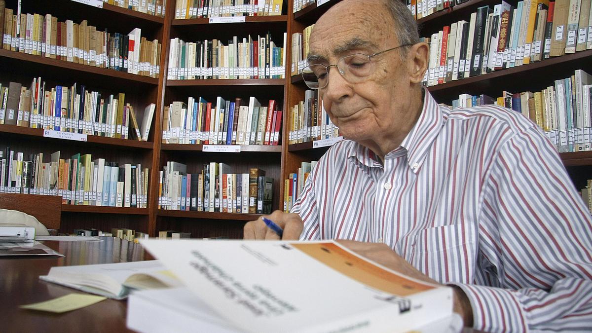 Saramago, en la biblioteca de su casa, hoy museo, en Lanzarote.