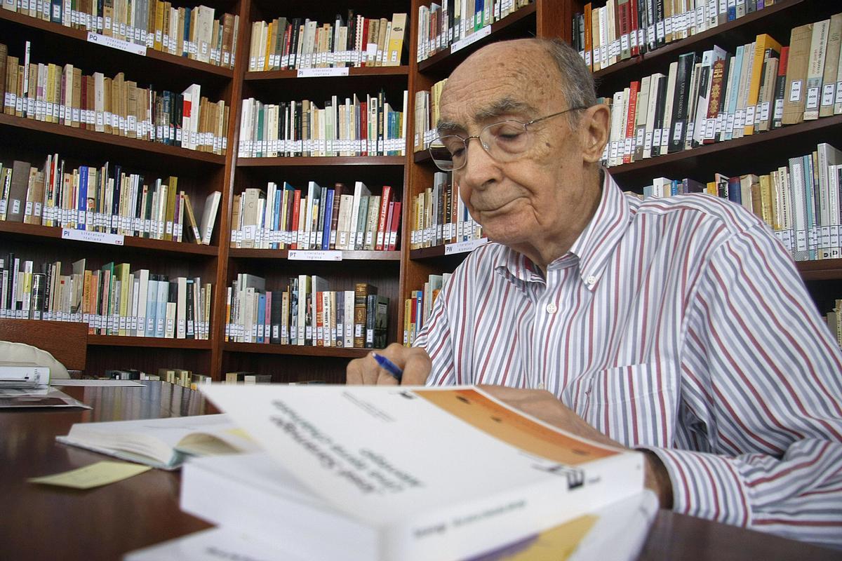 Saramago, en la biblioteca de su casa, hoy museo, en Lanzarote.