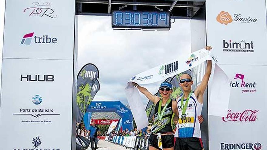 La triatleta inglesa Lucy Gossage y Tom Vickery celebran su triunfo absoluto en el Port d´Alcúdia.