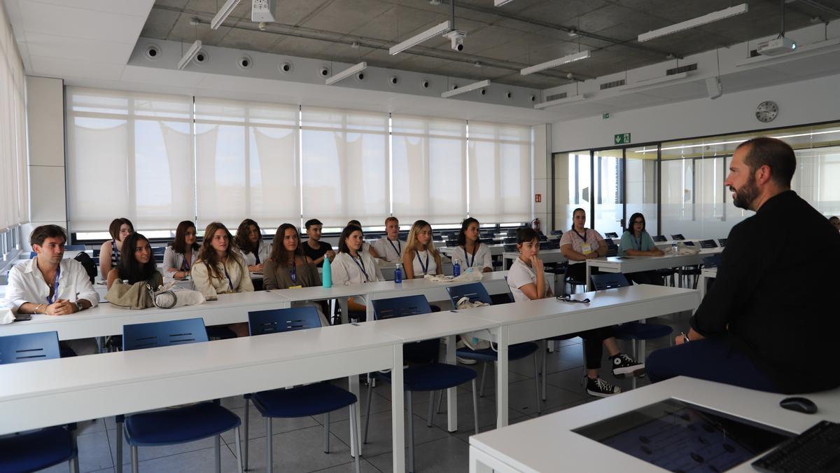 Alumnos de Loyola Andalucía en una clase de máster de postgrado.