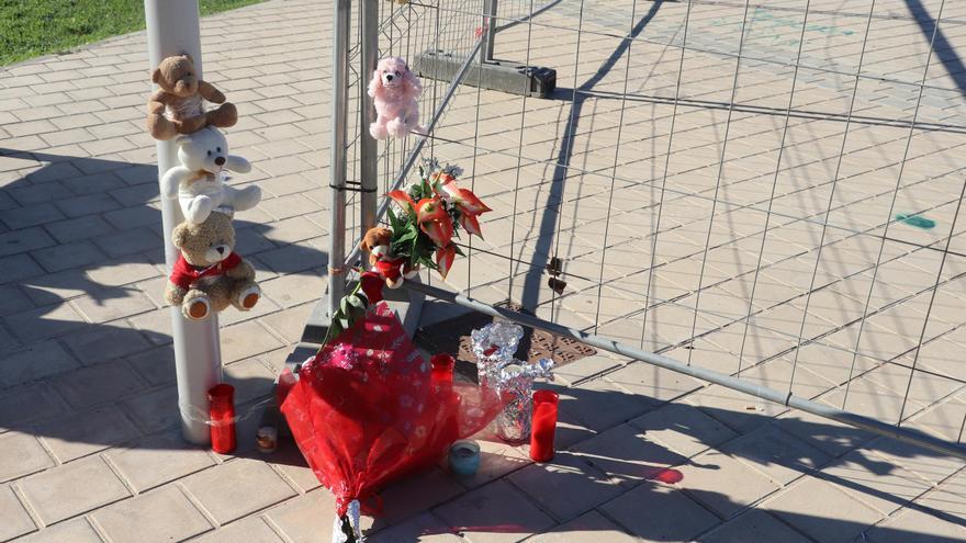 Un altar improvisado con flores para la niña fallecida en el castillo hinchable de Mislata