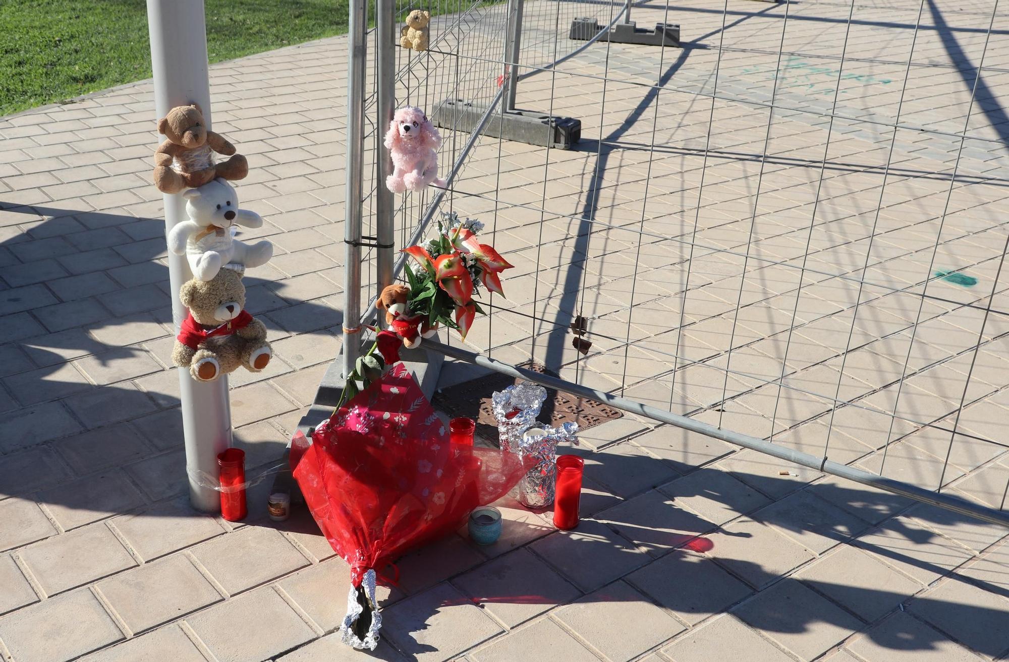 Un altar improvisado con flores para la niña fallecida en el castillo hinchable de Mislata